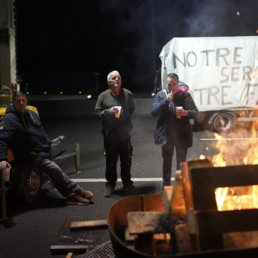 French farmers prepare for lengthy showdown as they launch ‘siege of Paris’