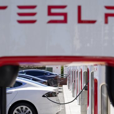 Feds issue subpoenas in Tesla probe 