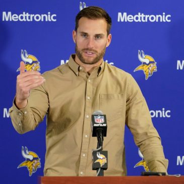 Injured Vikings quarterback Kirk Cousins shows off his ‘Dad Swag’ on ‘ManningCast’