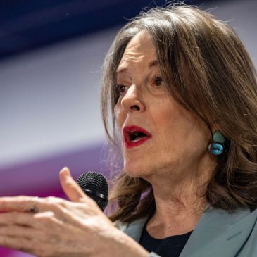 Marianne Williamson suspends presidential campaign, ending long-shot challenge to Biden