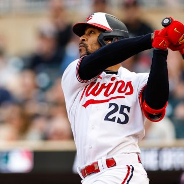 Twins’ Byron Buxton narrowly avoids collision … with racing bratwurst