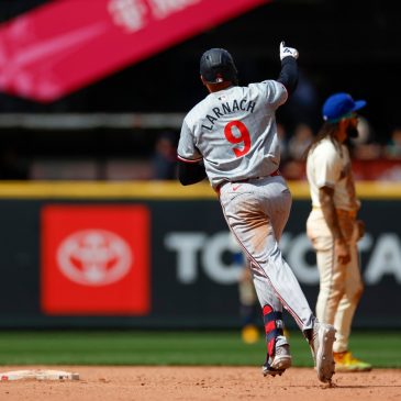 Twins pull away late in win over Mariners