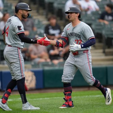 Twins salvage doubleheader with split in Chicago