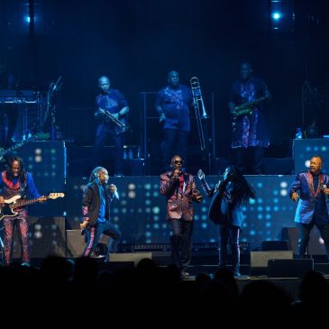 Concert review: Earth, Wind and Fire blow away Chicago at the X