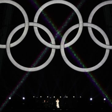 Celine Dion serenades Paris, and now the Games can begin