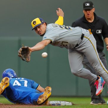 Pitchers duel turns into extra-inning rout as Brewers beat Twins, 8-4