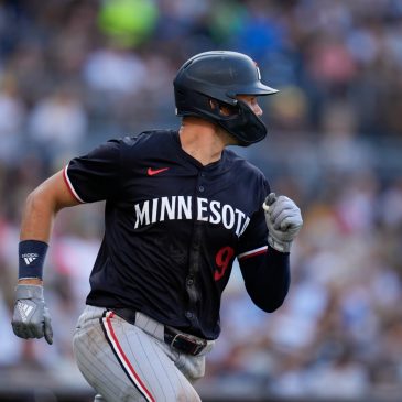 Twins break out the bats in win over Padres