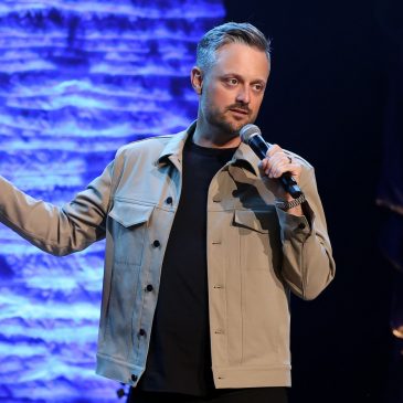 Grandstand review: Nate Bargatze entertains sold-out crowd with his everyman humor