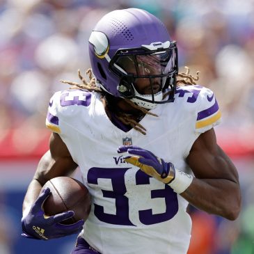 Vikings tried to get running back Aaron Jones over 100 yards against the Giants