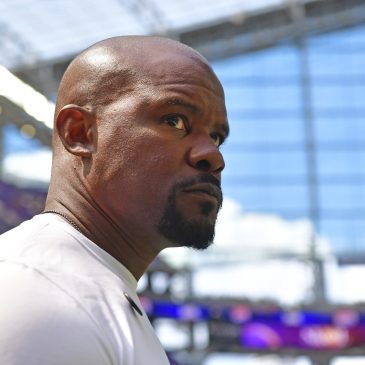 Brian Flores has his fingerprints all over this Vikings defense