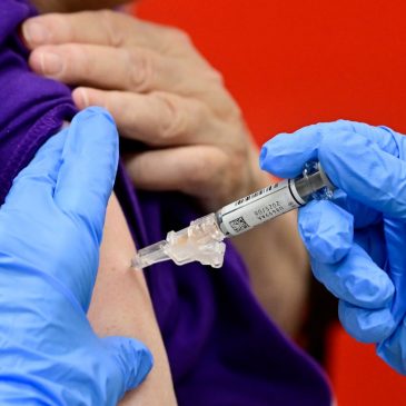 When should I get flu and COVID shots? Experts disagree — but say get them however you can