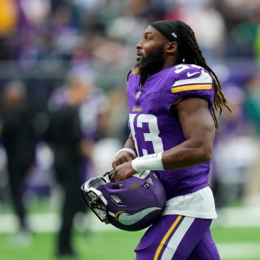 Vikings say running back Aaron Jones is week-to-week with hip injury