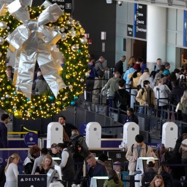 Thanksgiving travel live updates: Airport strikes, winter storms expected to cause delays