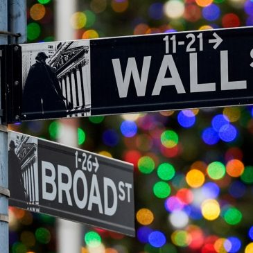 Wall Street indexes lose ground as market closes another record-breaking year