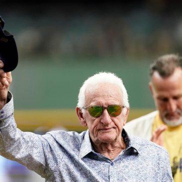 ‘Mr. Baseball’ Bob Uecker, Brewers announcer, dies at 90