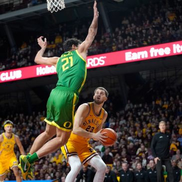 Gophers knock off No. 15 Oregon 77-69 on Saturday