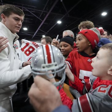 Underdog QBs Howard, Leonard will put friendship on hold in College Football title game