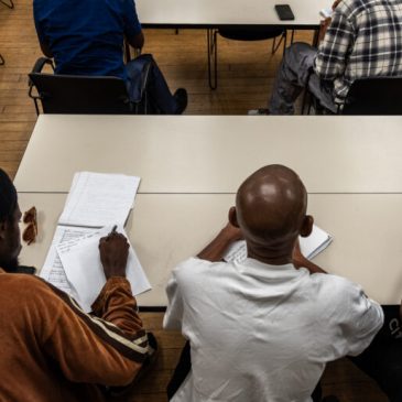 Participación en clases de educación para adultos financiadas por la ciudad descendió casi a la mitad bajo nuevo sistema de contratos