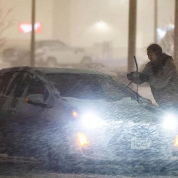 Powerful US storms create blizzard conditions and threaten to spawn more tornadoes