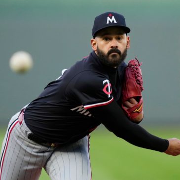 Lopez hurt, Royals win again