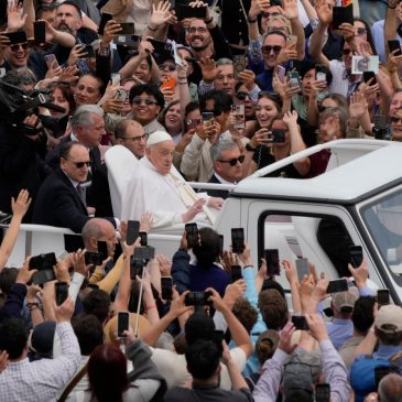 Pope Francis emerges from convalescence on Easter, delights crowd with popemobile tour