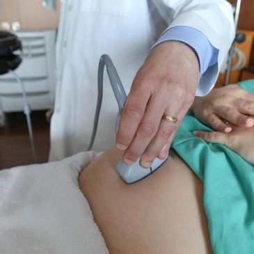 US maternal death rate rose slightly last year, health officials say