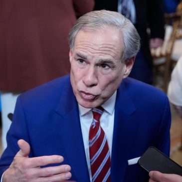 Texas lawmakers approve $1B private school voucher plan