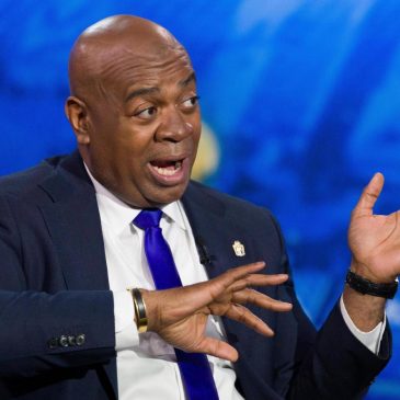Newark mayor returns to immigration detention center days after trespassing arrest