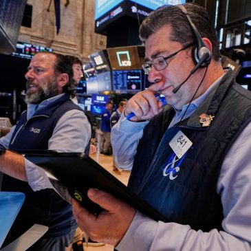Wall Street holds steady as several retailers including Abercrombie report solid results