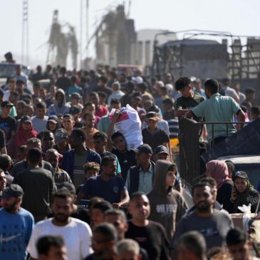 Israeli troops fire warning shots as Palestinians overwhelm new Gaza food center