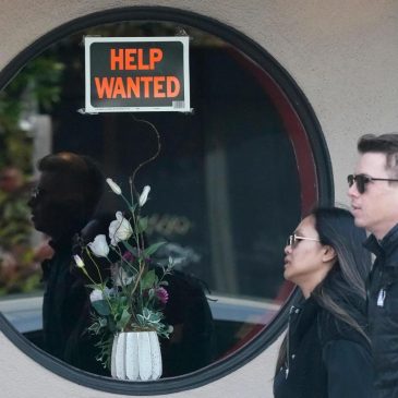 US applications for jobless benefits fall last week despite elevated uncertainty over Trump tariffs