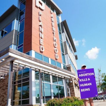 Planned Parenthood to close 4 clinics in Minnesota, another 4 in Iowa