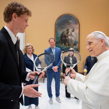 Pope meets Sinner: No. 1 player gives tennis fan Pope Leo XIV racket on Italian Open off-day