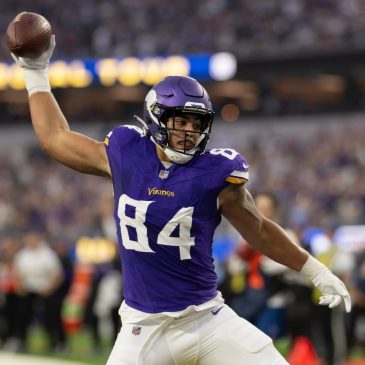 Vikings sign tight end Josh Oliver to contract extension
