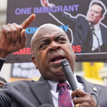 Newark mayor sues New Jersey’s top federal prosecutor after arrest at immigration detention site