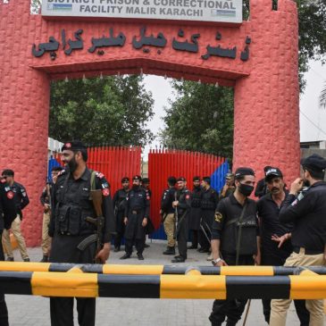 Over 100 inmates escape and 1 is killed as a quake prompts the evacuation of a Pakistan prison
