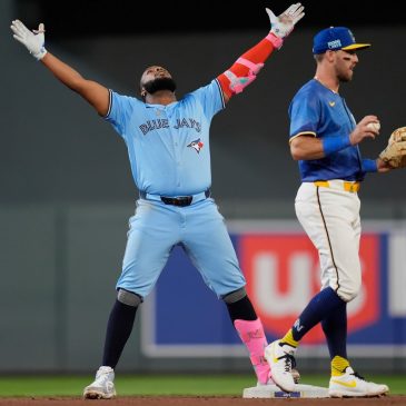 Blue Jays rally past Twins