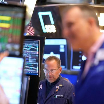 Wall Street hangs near its record as PepsiCo and United Airlines offset drops for health care stocks