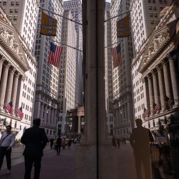 Wall Street points lower after Trump’s weekend tariff announcement; bank earnings this week