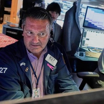 US stocks hold steady as the countdown ticks to a Federal Reserve decision on interest rates