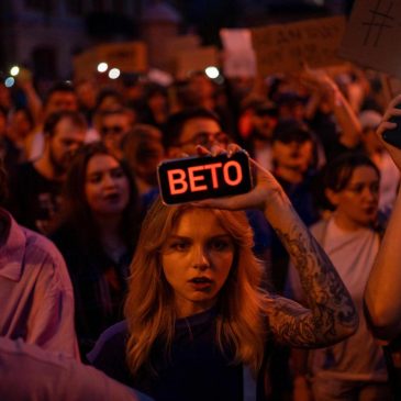 Zelenskyy faces backlash as Ukrainians protest new anti-corruption law