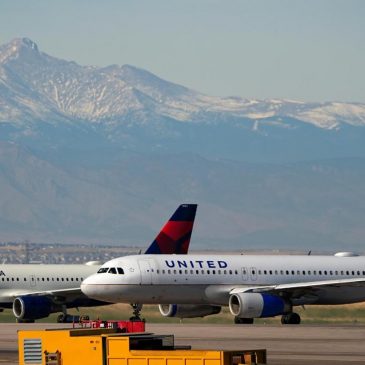 Passengers sue United and Delta for selling ‘window’ seats next to blank walls