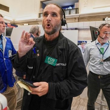 Stocks hold steady on Wall Street as earnings roll in