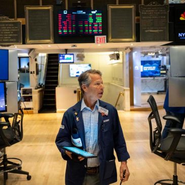 Wall Street holds steadier following mixed profit reports from Target, Lowe’s and other retailers