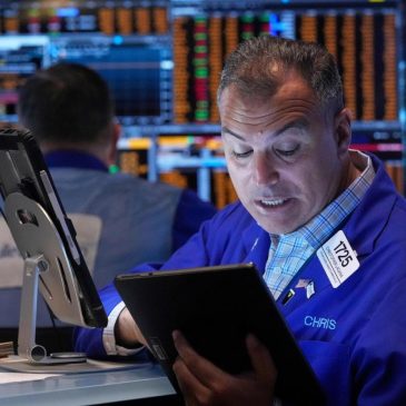 Wall Street edges lower in its final moves ahead of a speech by the Federal Reserve’s head