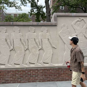 Friso de famoso escultor del Renacimiento de Harlem vuelve a Kingsborough Houses tras restauración