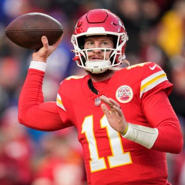 Vikings sign Carson Wentz, trade Sam Howell to Eagles