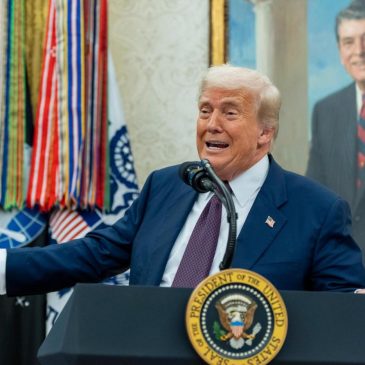 Trump orders federal regulators to probe alleged bank discrimination against conservatives