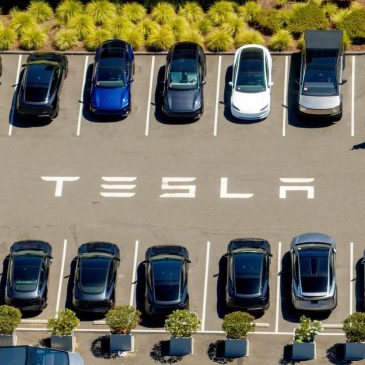 Tesla is slow in reporting crashes and the feds have launched an investigation to find out why