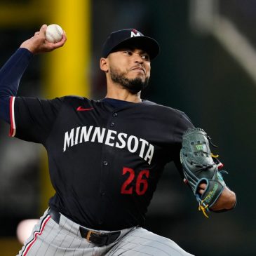 Twins fall to deGrom, Rangers